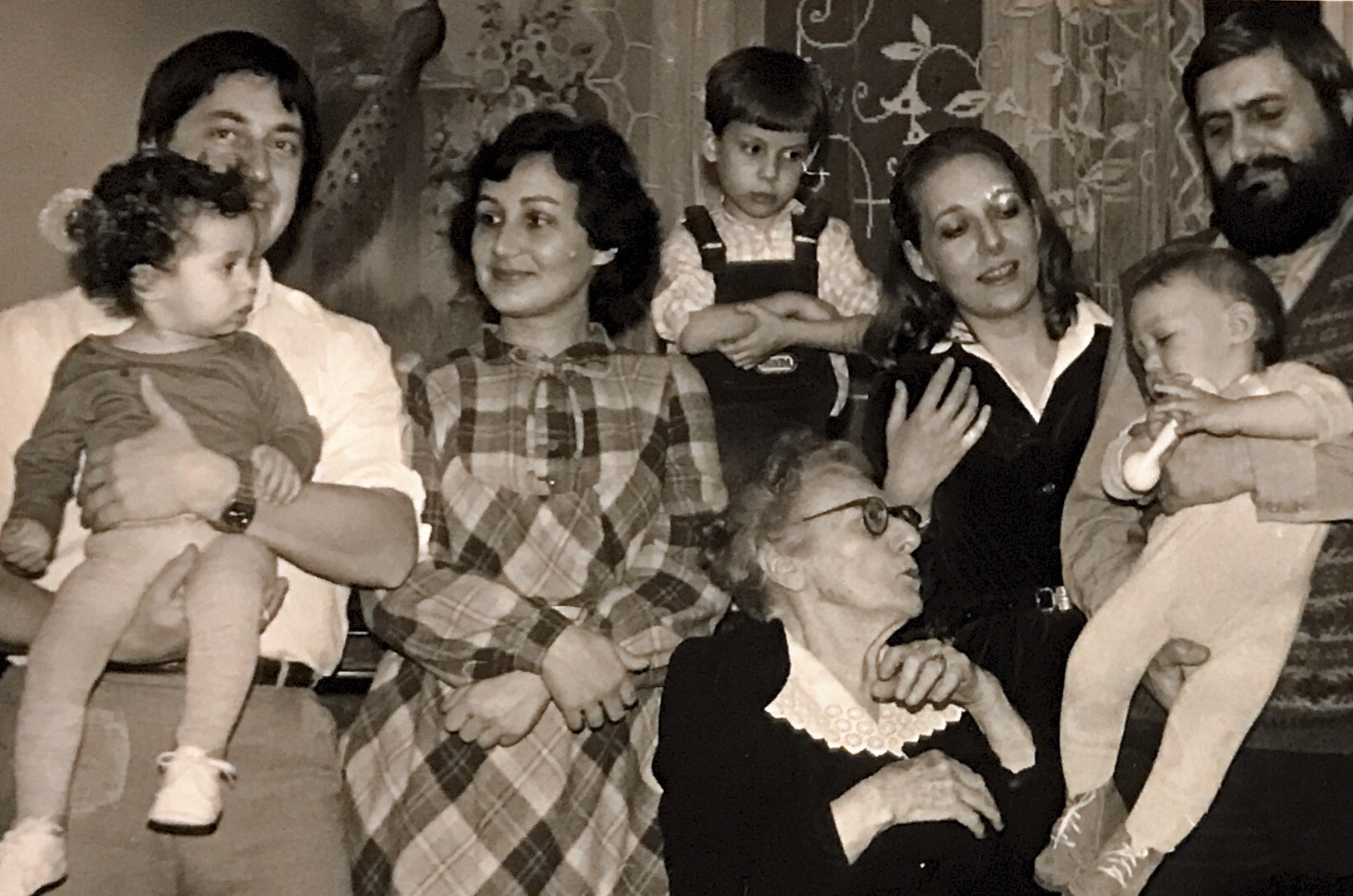 Gina Solomon cu familia, la sărbătorirea a 85 de ani, 1986