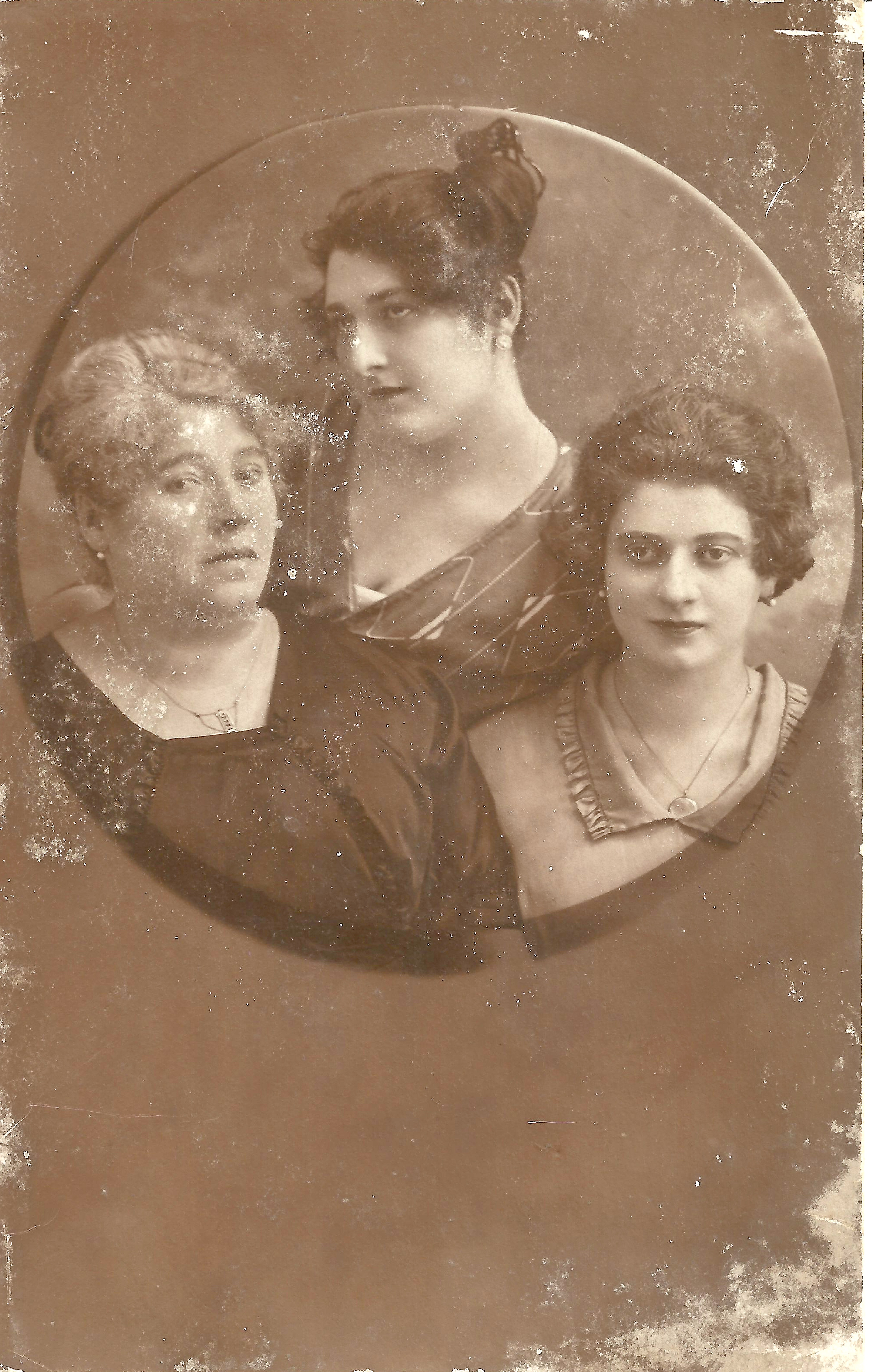 Regina Saraga (Gina Solomon), cu sora sa, Henriette Saraga, și cu mama lor, Maria Saraga, 1921